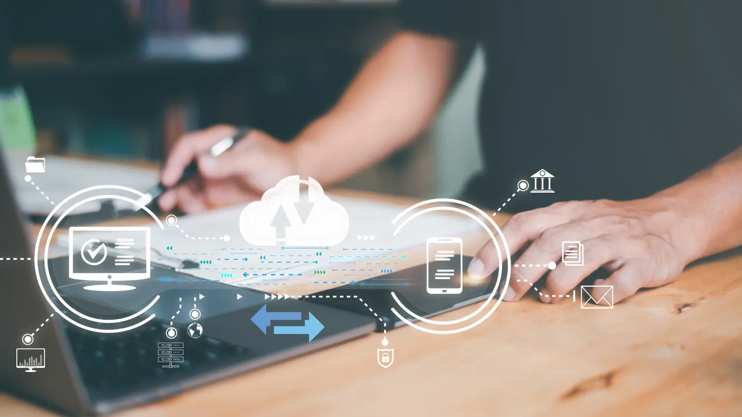 Geschäftsleute übertragen Daten vom Smartphone auf den Laptop und tauschen Dateien mithilfe der Internet-Cloud-Technologie aus